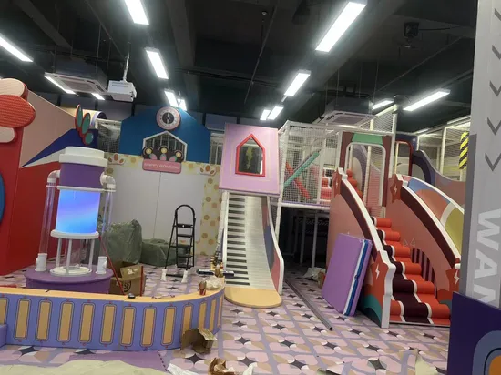 Instalações de trampolim para equipamentos de playground cobertos no jardim de infância